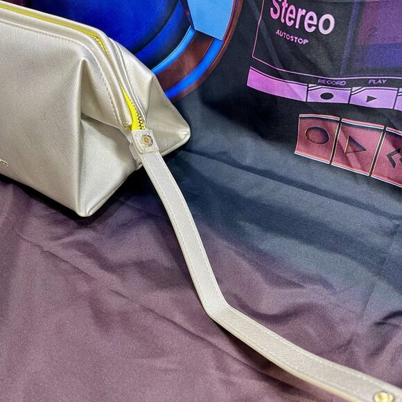 NWT Kendra Scott Dopp Kit Cosmetic Case Silver Zippered Pouch - Picture 9 of 11